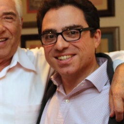 مستشار الأعمال الإيراني الأميركي سياماك نمازي إلى جانب والده باقر نمازي. (المصدر: صورة عائلية)