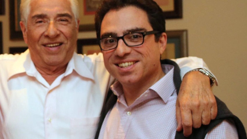 سیامک نمازی مشاور کسب وکار ایرانی آمریکایی  در کنار پدرش باقر نمازی. (عکس از  خانواده نمازی)