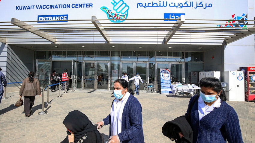 افرادی بیرون مرکز واکسیناسیون کووید-۱۹؛ کویت، ۱۳ بهمن ۱۳۹۹/  ۱ فوریه ۲۰۲۱ (عکس از گتی ایمیجز)