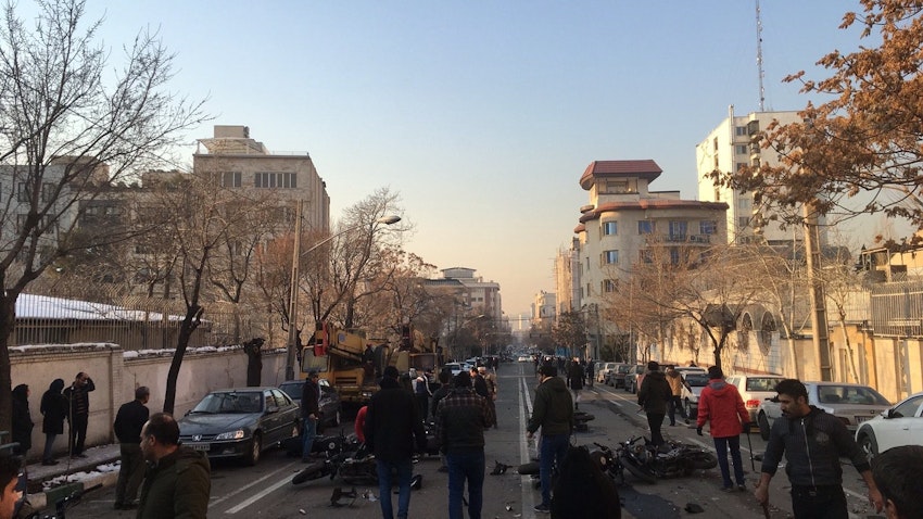 درگیری دراویش معترض با نیروی‌های امنیتی در تهران، ۱۷ بهمن ۱۳۹۶ (منبع عکس: رسانه‌های اجتماعی)	