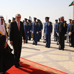 الملك السعودي يرحب بالرئيس التركي في الرياض في 2 مارس/آذار 2015 (الصورة عبر غيتي إيماجز)