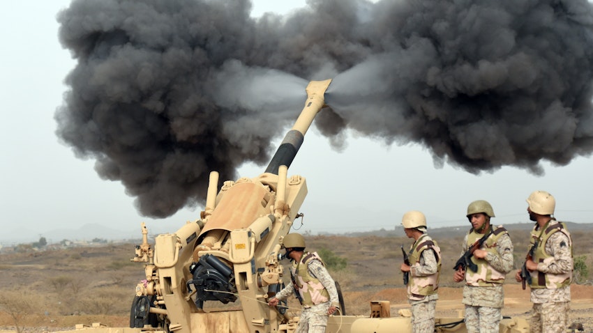 القوات السعودية تطلق النار باتجاه اليمن من الحدود السعودية اليمنية، جنوب غرب السعودية، في 13 أبريل/نيسان 2015 (الصورة من غيتي إيماجز) 