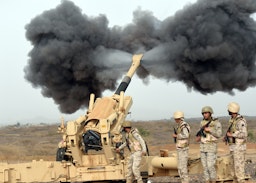 القوات السعودية تطلق النار باتجاه اليمن من الحدود السعودية اليمنية، جنوب غرب السعودية، في 13 أبريل/نيسان 2015 (الصورة من غيتي إيماجز) 