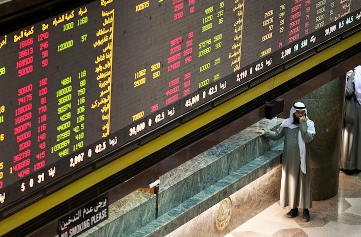 تاجری کویتی در بورس اوراق بهادار کویت؛ شهر کویت، ۱۳ دی ۱۳۹۵/ ۲ ژانویه ۲۰۱۷ ، (عکس از گتی ایمیجز)