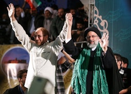 محمد باقر قاليباف وإبراهيم رئيسي، مرشحان محافظان في انتخابات عام 2017 الرئاسية. طهران، ايران. 16 مايو/أيار 2017 (تصوير ناصر جعفري عبر وكالة تسنيم الاخبارية)