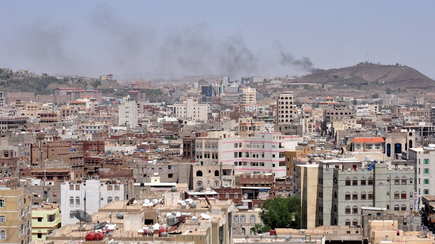 از مواضع حوثی‌ها در حوالی شهر مأرب دود بلند می‌شود. یمن، ۲۹ شهریور ۱۳۹۳/ ۲۰ سپتامبر ۲۰۱۴ (عکس از گتی ایمیجز)