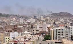 دخان يتصاعد من مواقع للحوثيين بالقرب من مدينة مأرب، اليمن في 20 سبتمبر/أيلول 2014 (الصورة عبر غيتي إيماجز)