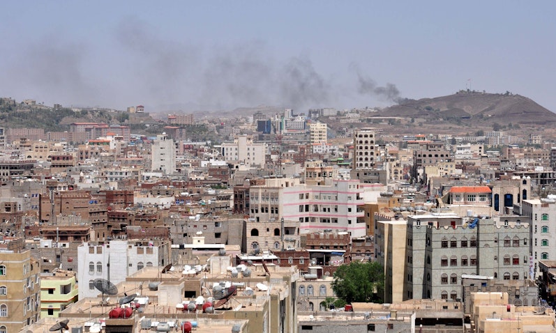 دخان يتصاعد من مواقع للحوثيين بالقرب من مدينة مأرب، اليمن في 20 سبتمبر/أيلول 2014 (الصورة عبر غيتي إيماجز)