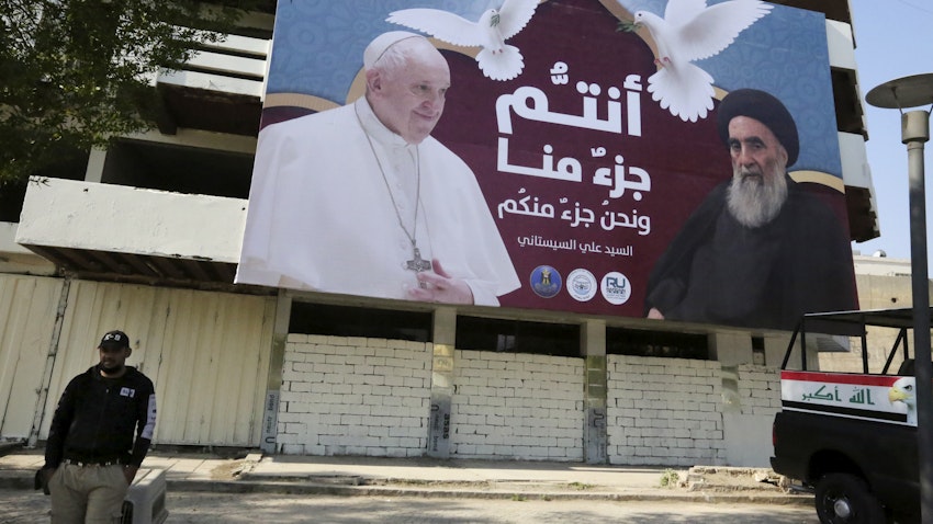تصویر پاپ فرانسیس و آیت‌الله العظمی علی سیستانی بر بیلبورد بزرگ تبلیغاتی؛ بغداد، عراق، ۱۳ اسفند ۱۳۹۹/ ۳ مارس ۲۰۲۱ (عکس از گتی ایمیجز)