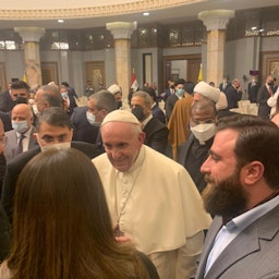 دیدار پاپ فرانسیس (وسط تصویر) با شخصیت‌های برجسته‌ی عراقی از جمله ریان الکلدانی (راست تصویر) در بغداد، ۱۵ اسفند ۱۳۹۹/ ۵ مارس ۲۰۲۱ (عکس از صفحه‌ی توییتر ریان الکلدانی)