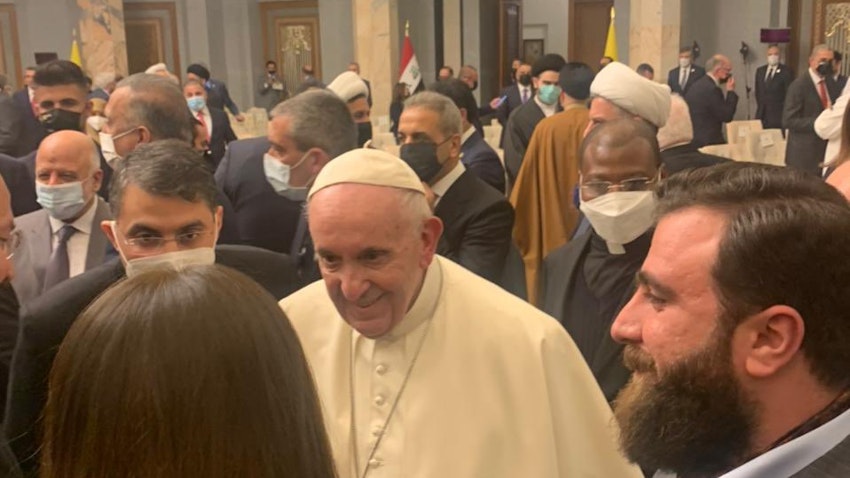 دیدار پاپ فرانسیس (وسط تصویر) با شخصیت‌های برجسته‌ی عراقی از جمله ریان الکلدانی (راست تصویر) در بغداد، ۱۵ اسفند ۱۳۹۹/ ۵ مارس ۲۰۲۱ (عکس از صفحه‌ی توییتر ریان الکلدانی)
