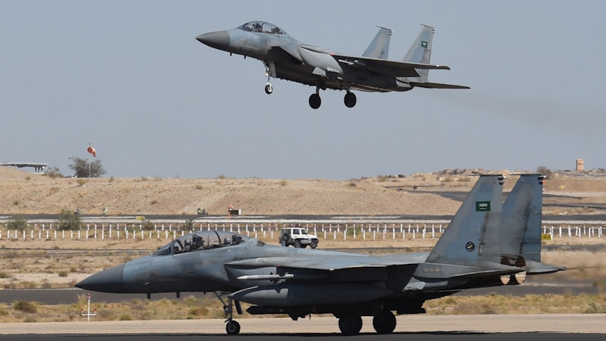 مقاتلات سعودية من طراز F-15 في قاعدة خميس مشيط الجوية العسكرية، المملكة العربية السعودية في 16 نوفمبر/تشرين الثاني 2015 (الصورة عبر غيتي إيماجز) 