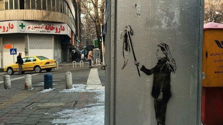 دیوارنگاره‌ای که جنبش ضدحجاب اجباری سال ۱۳۹۶ تحت عنوان «دختران خیابان انقلاب» را به نمایش می کشد. تهران، ایران. (عکس از شبکه‌های اجتماعی)