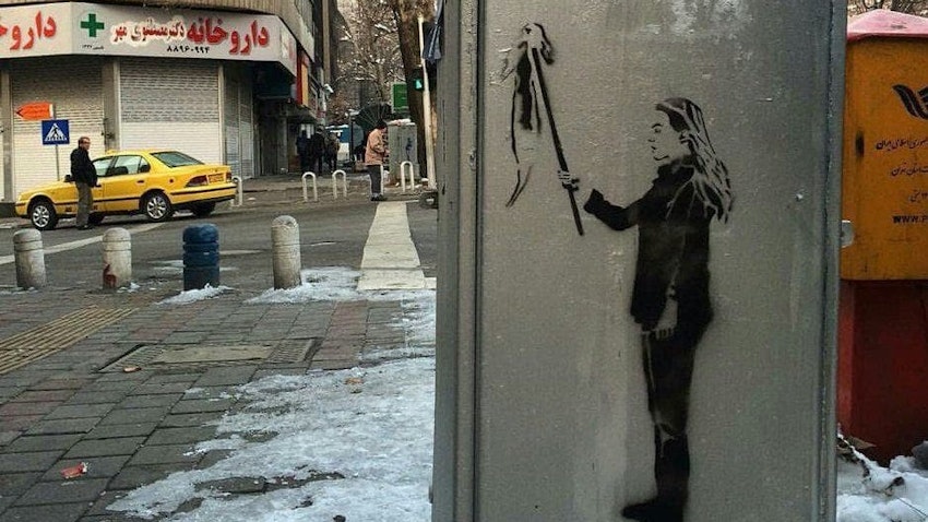 رسم على الجدران يصور الحركة المناهضة للحجاب الإجباري لعام 2017 في "شارع فتيات الثورة". طهران، ايران. (الصورة عبر الشبكات الاجتماعية)