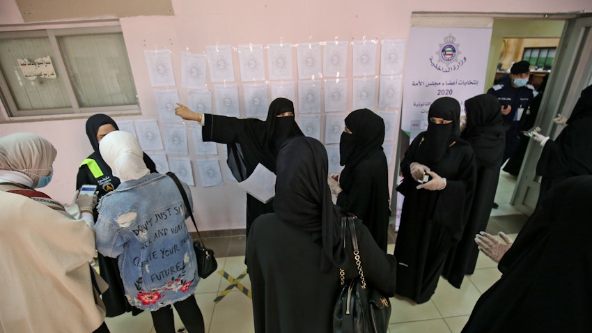 حضور زنان در یک مرکز رأی‌گیری، برای انداختن آرای خود در صندوق‌ها؛ شهر کویت، کویت، ۱۵ آذر ۱۳۹۹ / ۵ دسامبر ۲۰۲۰ (عکس از گتی ایمیجز)