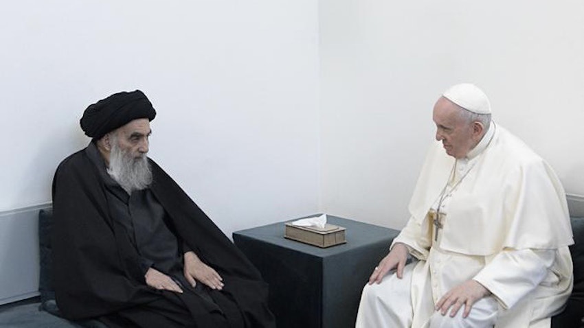 البابا فرنسيس يلتقي بآية الله السيد علي الحسيني السيستاني في 6 مارس/آذار 2021 في النجف، العراق. (الصورة عبر غيتي إيماجز)