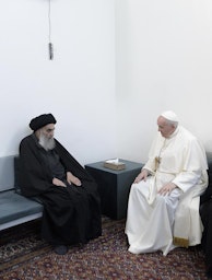 البابا فرنسيس يلتقي بآية الله السيد علي الحسيني السيستاني في 6 مارس/آذار 2021 في النجف، العراق. (الصورة عبر غيتي إيماجز)