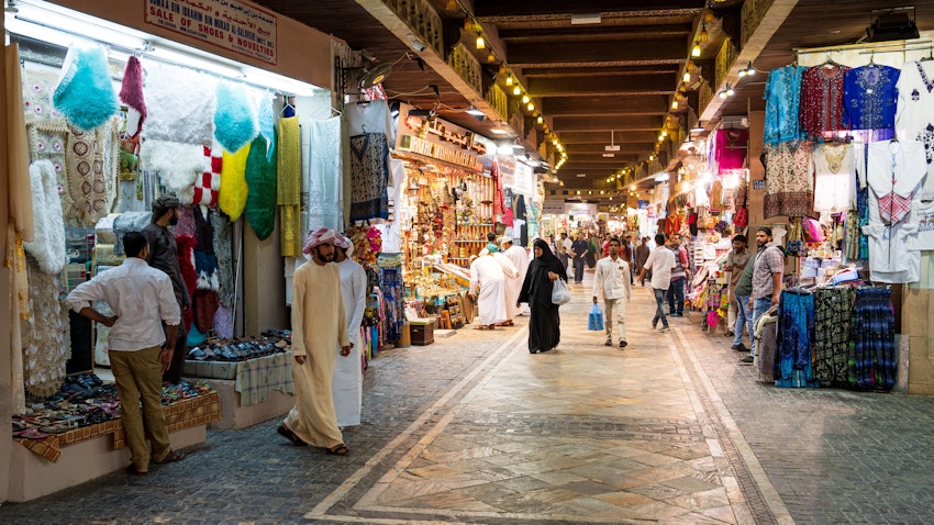 مردان در بازار قدیمی مسقط؛ عمان، ۲۵ بهمن ۱۳۹۸/ ۱۴ فوریه ۲۰۲۰ (عکس از گتی ایمیجز)