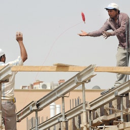 عمال أجانب في موقع بناء في الرياض، المملكة العربية السعودية في 10 أبريل/نيسان 2013 (الصورة عبر غيتي إيماجز)