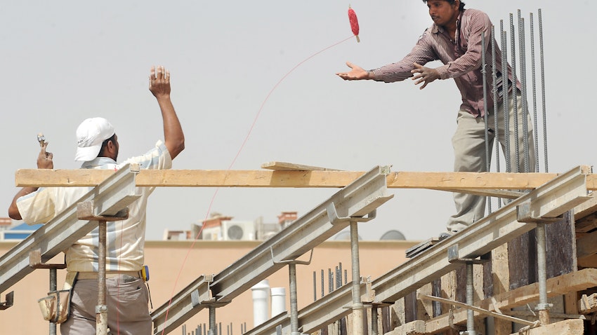 عمال أجانب في موقع بناء في الرياض، المملكة العربية السعودية في 10 أبريل/نيسان 2013 (الصورة عبر غيتي إيماجز)