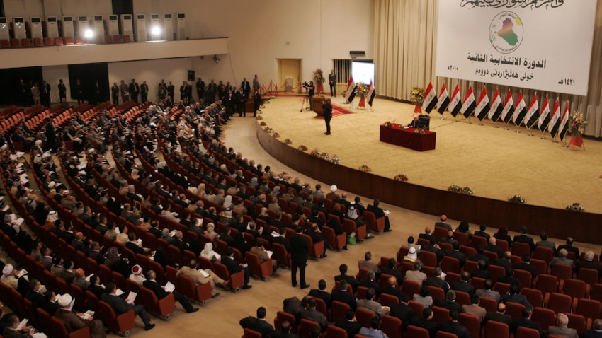 نواب يشاركون في الجلسة الأولى للبرلمان العراقي، بغداد، العراق، في 14 يونيو/حزيران 2010 (الصورة عبر غيتي إيماجز)
