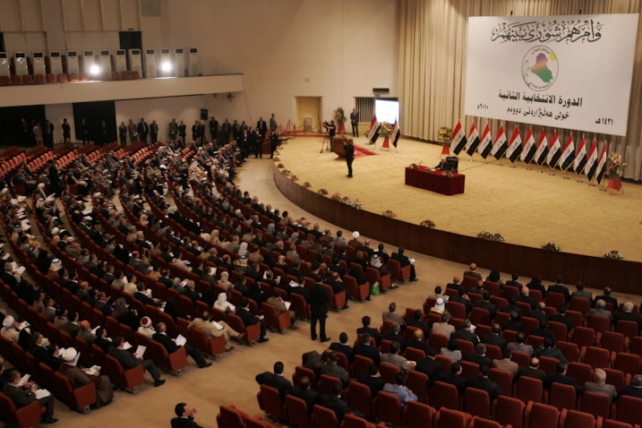 نواب يشاركون في الجلسة الأولى للبرلمان العراقي، بغداد، العراق، في 14 يونيو/حزيران 2010 (الصورة عبر غيتي إيماجز)