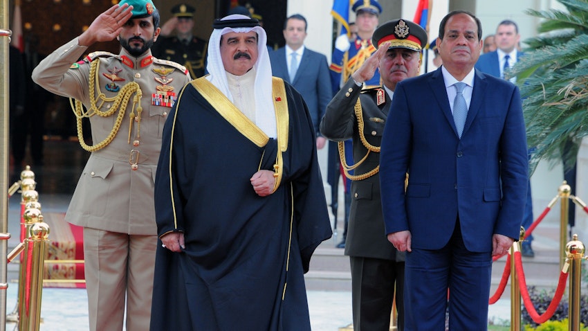 رئيس مصر يستقبل ملك البحرين في القاهرة في 27 مارس/آذار 2017 (الصورة عبر غيتي إيماجز) 