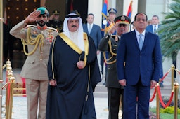 استقبال رئیس جمهور مصر از پادشاه بحرین؛ قاهره، ۷ فروردین ۱۳۹۶/ ۲۷ مارس ۲۰۱۷ (عکس از گتی ایمیجز)