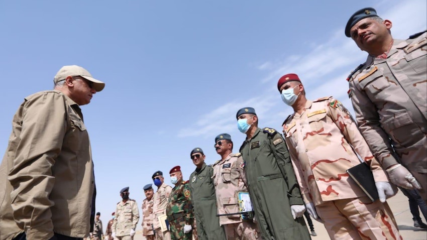 رئيس الوزراء العراقي مصطفى الكاظمي في زيارة إلى كركوك لمتابعة العمليات ضد تنظيم الدولة الإسلامية في يونيو/حزيران 2020 (الصورة عبر غيتي إيماجز)