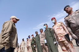 رئيس الوزراء العراقي مصطفى الكاظمي في زيارة إلى كركوك لمتابعة العمليات ضد تنظيم الدولة الإسلامية في يونيو/حزيران 2020 (الصورة عبر غيتي إيماجز)