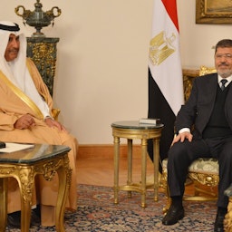 الرئيس المصري محمد مرسي يلتقي وزير الخارجية القطري حمد بن جاسم آل ثاني في القاهرة في 8 يناير/كانون الثاني عام 2013 (الصورة عبر غيتي إيماجز).