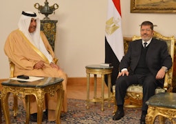 الرئيس المصري محمد مرسي يلتقي وزير الخارجية القطري حمد بن جاسم آل ثاني في القاهرة في 8 يناير/كانون الثاني عام 2013 (الصورة عبر غيتي إيماجز).
