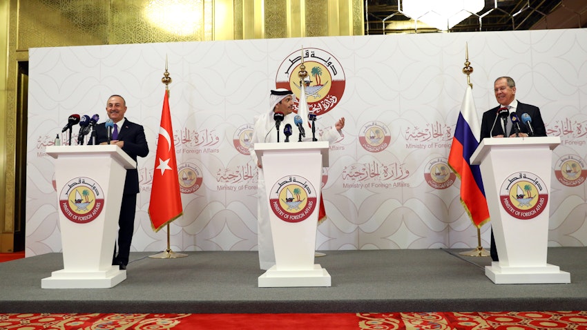وزراء خارجية قطر (وسط) وروسيا (يمين) وتركيا (يسار) يعقدون مؤتمرًا صحفيًا مشتركًا عقب محادثات الدوحة، في 11 مارس/آذار 2021. (الصورة عبر غيتي إيماجز)