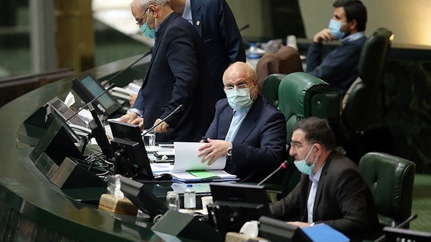 رئيس البرلمان الإيراني محمد باقر قاليباف (الثاني من اليمين) يخاطب جلسة مفتوحة للبرلمان في طهران في 19 فبراير/شباط 2021. (تصوير سيد محمود حسيني عبر وكالة تسنيم للأنباء)