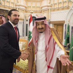 الملك السعودي سلمان بن عبد العزيز آل سعود يرحب برئيس الوزراء اللبناني آنذاك سعد الحريري في الرياض في 28 فبراير/شباط 2018 (الصورة عبر غيتي إيماجز)