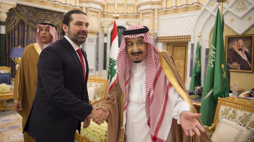 الملك السعودي سلمان بن عبد العزيز آل سعود يرحب برئيس الوزراء اللبناني آنذاك سعد الحريري في الرياض في 28 فبراير/شباط 2018 (الصورة عبر غيتي إيماجز)