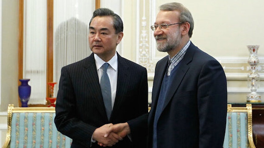 لقاء رئيس البرلمان السابق علي لاريجاني (اليمين) بوزير الخارجية الصيني وانغ يي في طهران، في 21 يناير/كانون الثاني. (تصوير مجيد عسكري بور عبر وكالة مهر للأنباء)