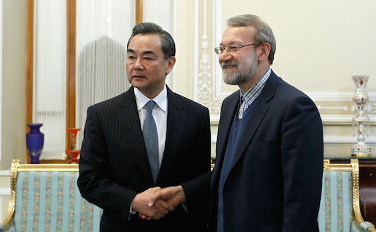 دیدارعلی لاریجانی رییس سابق مجلس شورای اسلامی با وزیرامورخارجه چین وانگ یی در تهران، ۲۷ بهمن ۱۳۹۳. (عکس از مجید عسگری‌پور، خبرگزاری مهر)