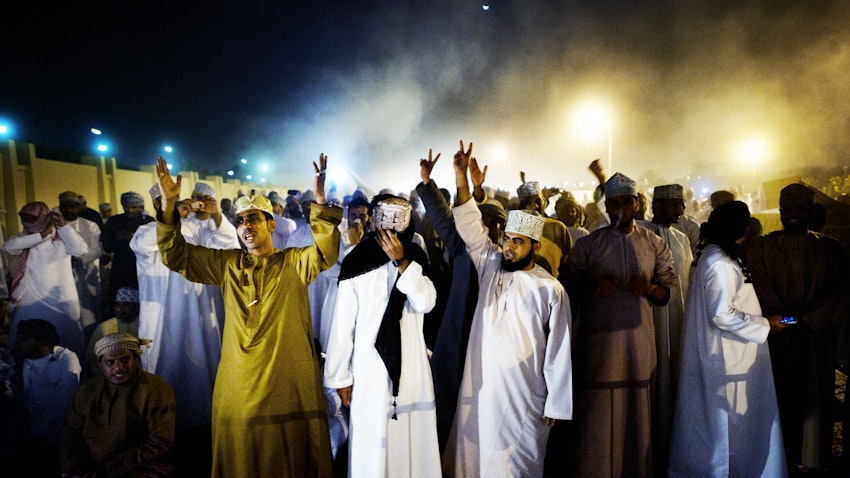 متظاهرون مناهضون للحكومة يتجمعون بالقرب من مسقط، عمان في 7 مارس/آذار 2011 (الصورة عبر غيتي إيماجز) 
