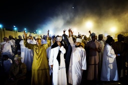 متظاهرون مناهضون للحكومة يتجمعون بالقرب من مسقط، عمان في 7 مارس/آذار 2011 (الصورة عبر غيتي إيماجز) 