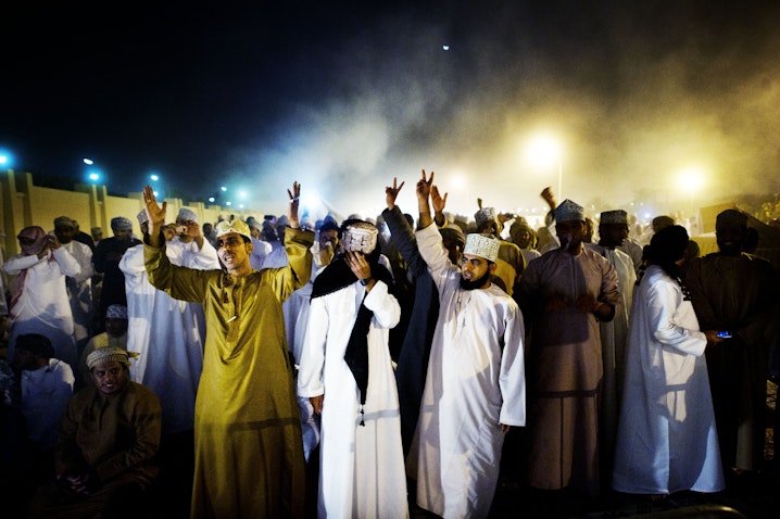 متظاهرون مناهضون للحكومة يتجمعون بالقرب من مسقط، عمان في 7 مارس/آذار 2011 (الصورة عبر غيتي إيماجز) 