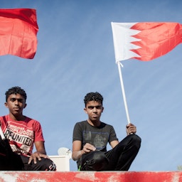 مراهقون خلال المظاهرات المناهضة للحكومة في البحرين في 16 مايو/ أيار 2014. (الصورة عبر غيتي إيماجز).