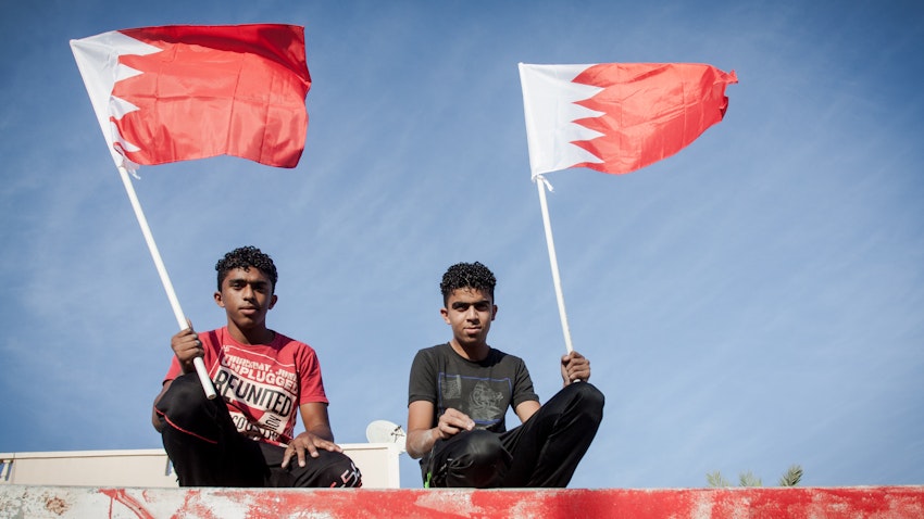 مراهقون خلال المظاهرات المناهضة للحكومة في البحرين في 16 مايو/ أيار 2014. (الصورة عبر غيتي إيماجز).