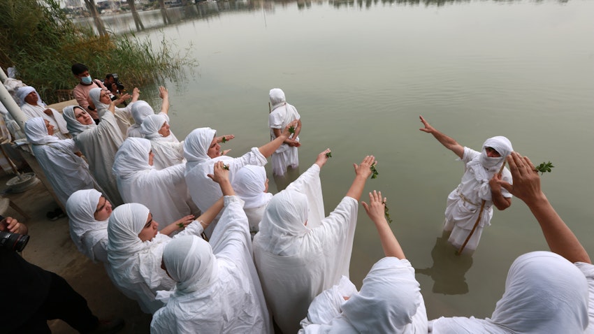 صابئین-مندائی‌های عراق در حال انجام مراسم دینی در کنار رود دجله، بغداد، عراق. ۲۵ اسفند ۱۳۹۹/ ۱۵ مارس ۲۰۲۱. (عکس از گتی ایمیجز) 