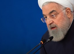 الرئيس حسن روحاني في مؤتمر صحفي في طهران، إيران. في ١٤ ديسمبر/كانون الأول ٢٠٢٠ (تصوير حسين زهره وند عبر وكالة تسنيم للأنباء)