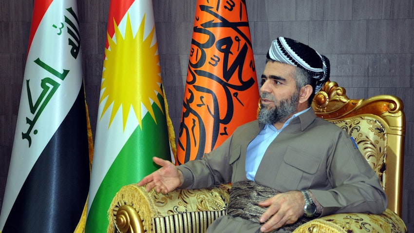 رئيس حزب كومال علي بابير يتحدث إلى وسائل الإعلام حول تطورات حكومة إقليم كردستان في أربيل، إقليم كردستان العراق في 26 يناير/كانون الثاني 2014.(الصورة عبر غيتي إيماجز).