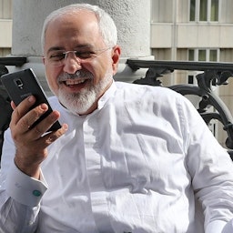 ظریف وزیر خارجه ایران در حال نگاه به گوشی تلفن همراهش پیش از یک جلسه مذاکرات هسته ای در وین، اتریش ۲۰ تير ۱۳۹۴. (عکس از سیامک ابراهیمی/ خبرگزاری تسنیم)