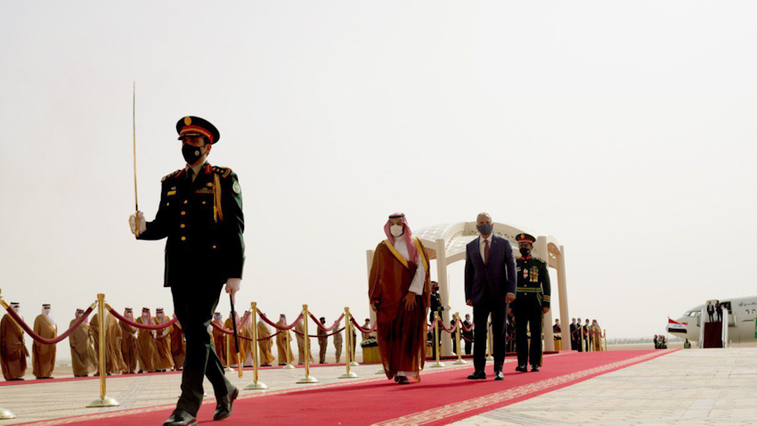 ورود نخست‌وزیر عراق به عربستان سعودی در اولین سفر رسمی به این کشور و استقبال ولیعهد سعودی از وی در ریاض، ۱۱ فروردین ۱۴۰۰، ۳۱ مارس ۲۰۲۱. (منبع: دفتر رسانه‌ای نخست‌وزیر عراق)