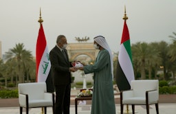 رئيس الوزراء العراقي مصطفى الكاظمي يلتقي أمير دبي محمد بن راشد. في 4 أبريل/نيسان 2021 (الصورة عبر المكتب الإعلامي لرئيس الوزراء العراقي)