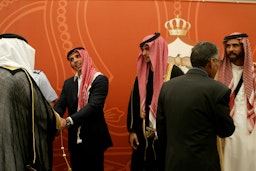 ولي العهد الأردني آنذاك حمزة بن حسين خلال استقباله من قبل زعماء القبائل البدوية في عمان، الأردن في 26 مايو/أيار 2004 (الصورة عبر غيتي إيماجز).